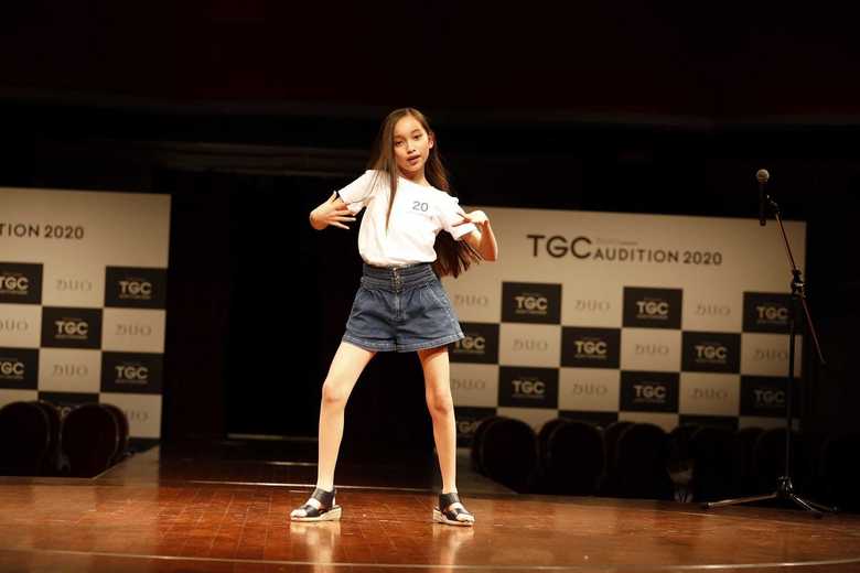 得意のダンスを披露する上妻美咲さん(11)