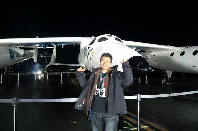 宇宙船の試験機の前で