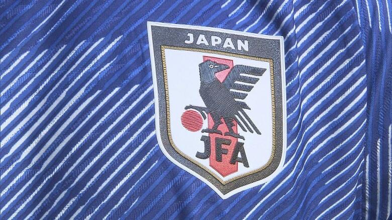 サッカー日本代表のユニホームにデザインされている八咫烏