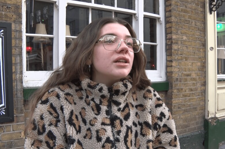 ロンドン市内のパブで働くニッキーさん(19)「仕事が維持できて安心」