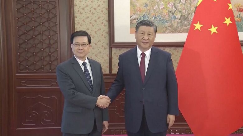 習主席は香港行政長官と会談、その活動を評価した。香港の行く末は…（12月18日）