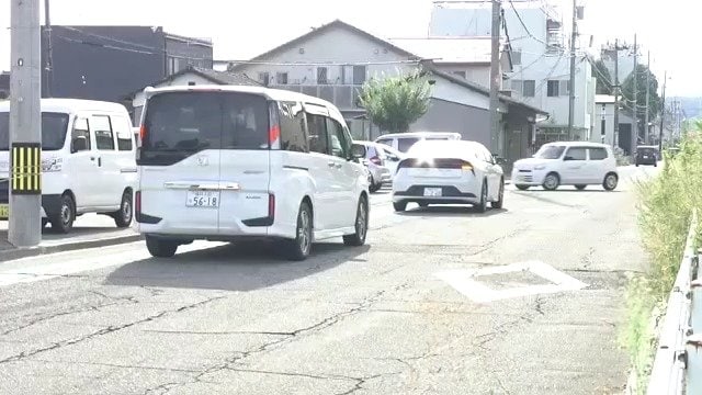 すれ違いがやっとな生活道路