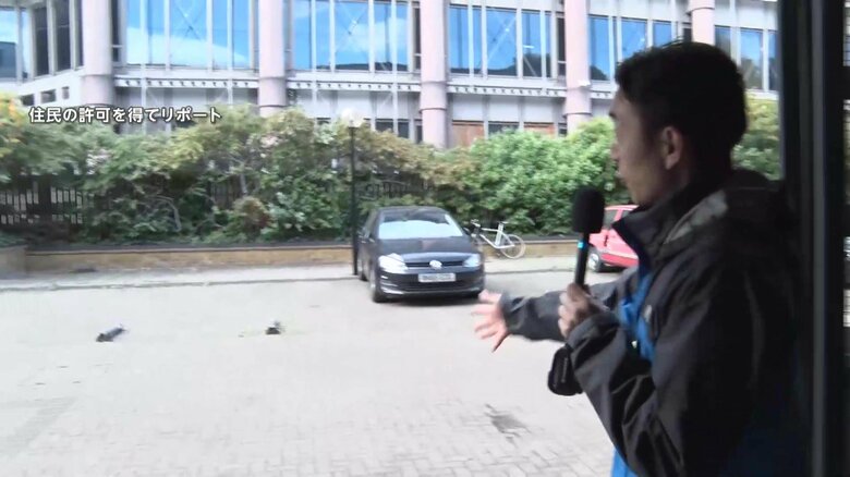 住宅の駐車場のすぐ先に迫る建設予定地（旧王立造幣局）