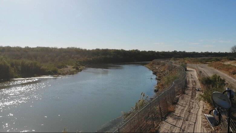 リオ・グランデ川を挟みアメリカ（右側）とメキシコ（左側）の国境となっている