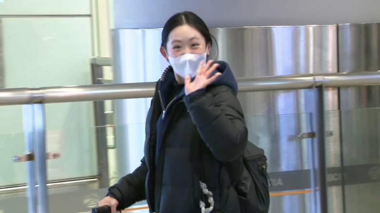 北京に到着し手を振る青木