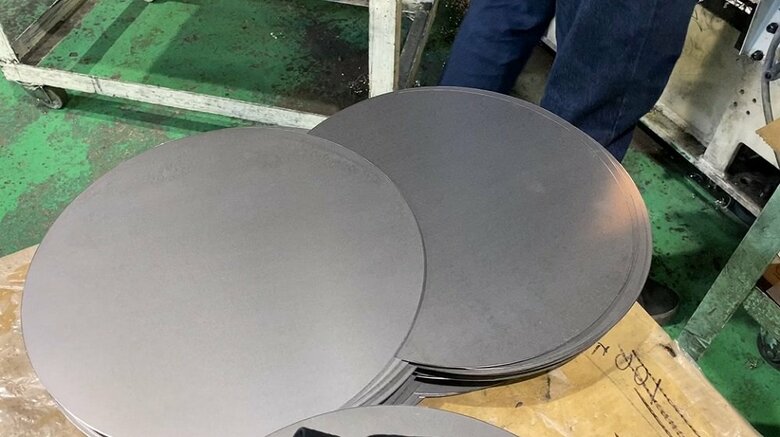 製造工程（ヘラ絞り）　1枚の鉄を…