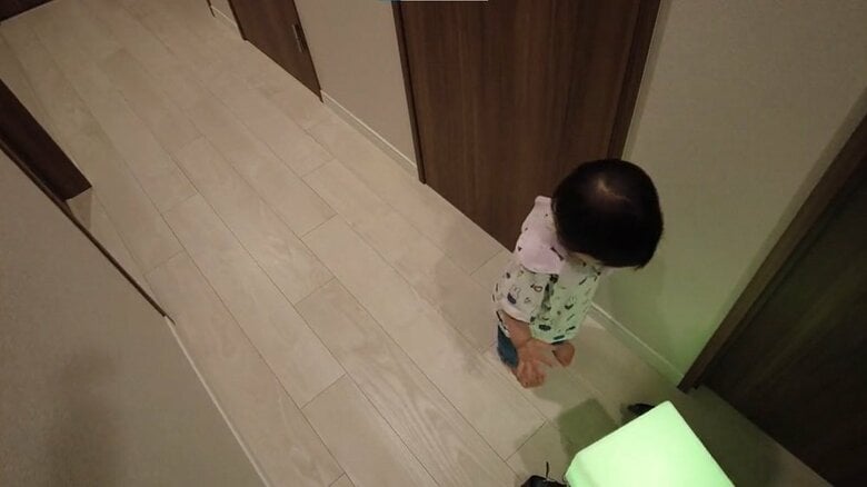 次女と歩くベッドサイドランプ