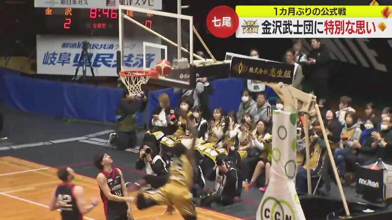 シュートを決める金沢武士団の選手