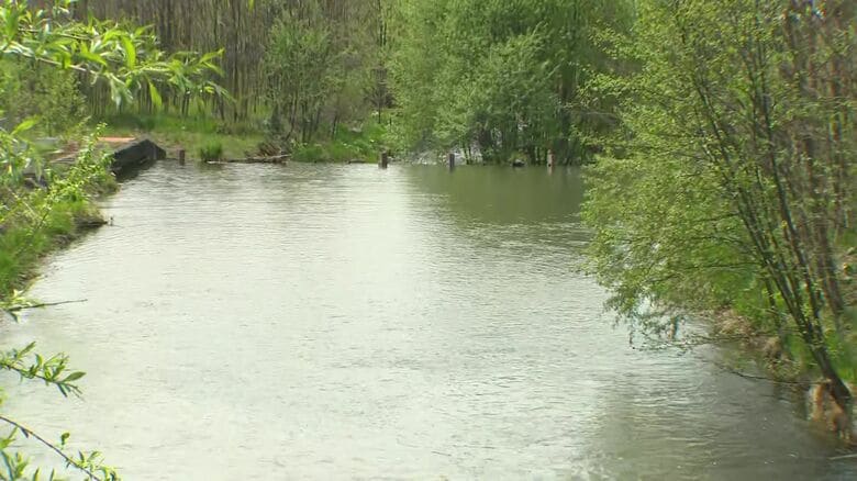 水かさが増した川で事件が