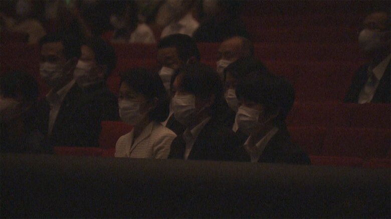 高校生バンドの演奏を鑑賞する悠仁さまと秋篠宮ご夫妻（4日）