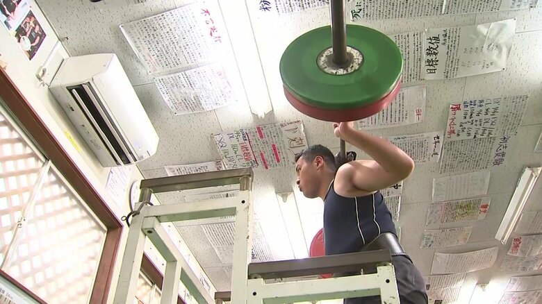 壁だけでなく天井にも張られた「目標シート」