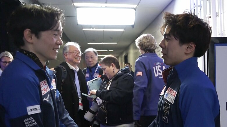 3位の鍵山優真と互いの健闘をたたえ合う