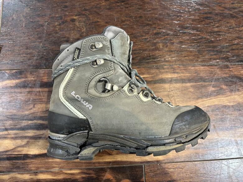 ソールとの間に隙間が見える（画像：石井スポーツ提供）