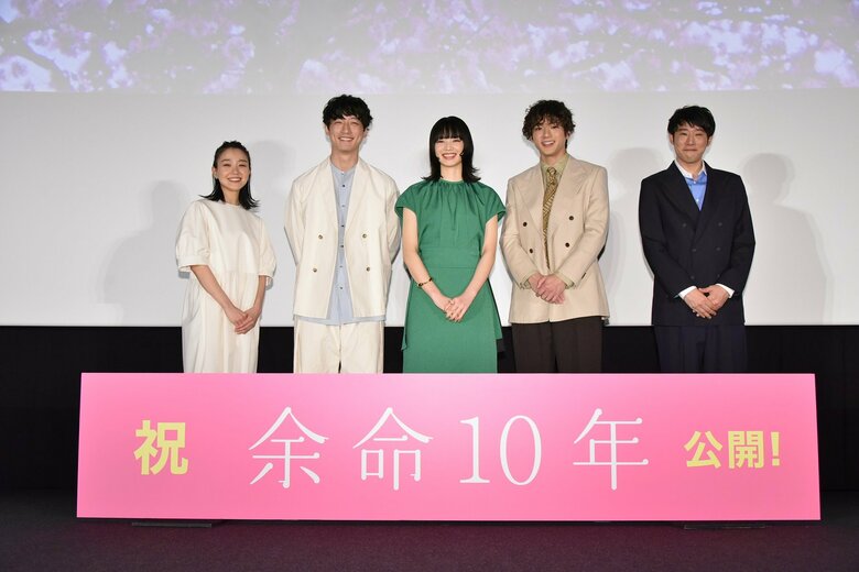 映画「余命10年」の公開記念舞台あいさつ 東京・有楽町
