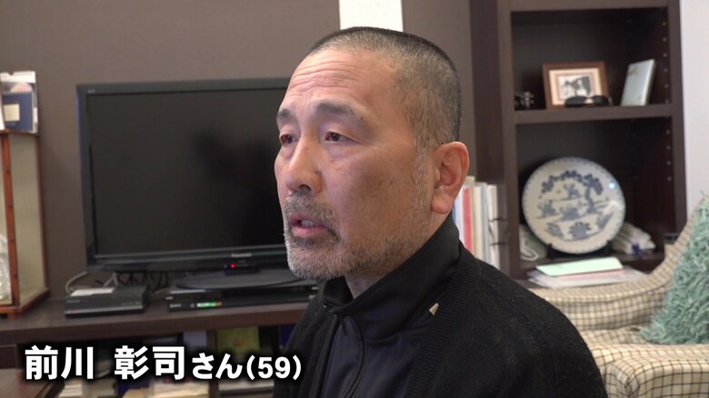 自宅取材を受ける前川彰司さん