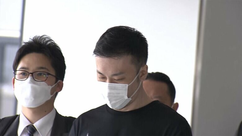 成田空港に到着した藤田聖也容疑者（午後3時すぎ）