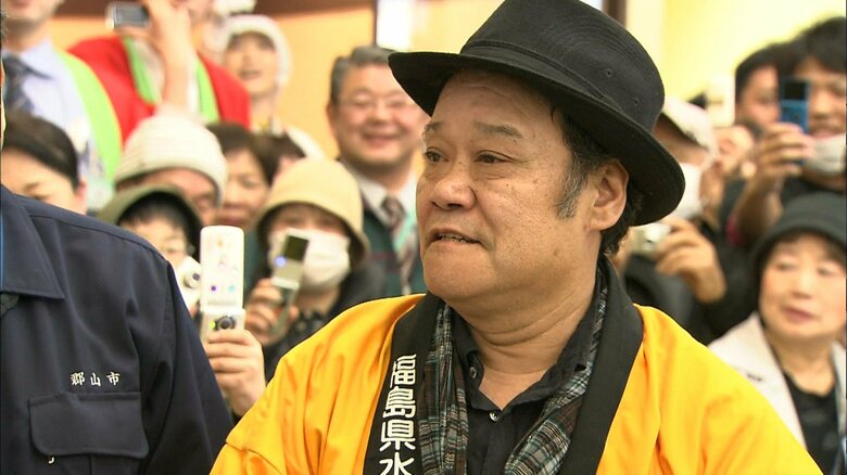 東日本大震災後は福島県産農産物の風評払拭に向けた活動も行った（2011年4月）