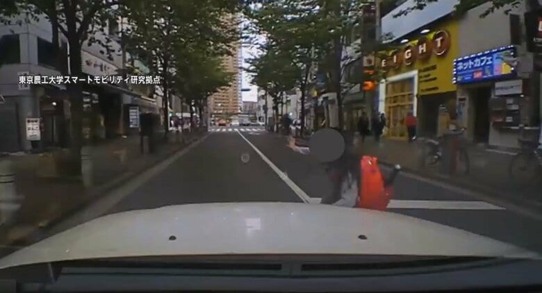 一時停止を怠り少女と接触した車（提供：東京農工大学スマートモビリティ研究拠点）