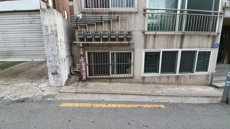 韓国でよく見かける半地下部屋　窓が地面のすぐ上にある