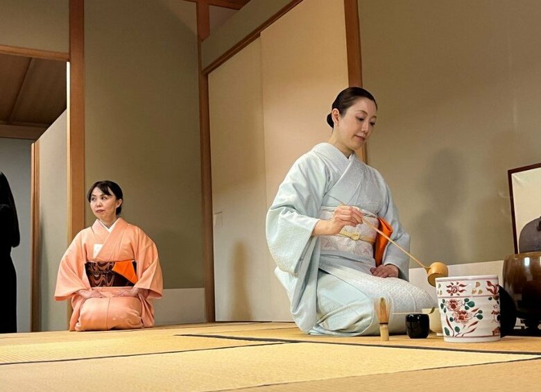 和服姿でお茶をたてる大使館員