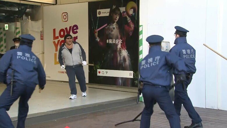 刃物男が警官隊に囲まれる(訓練）