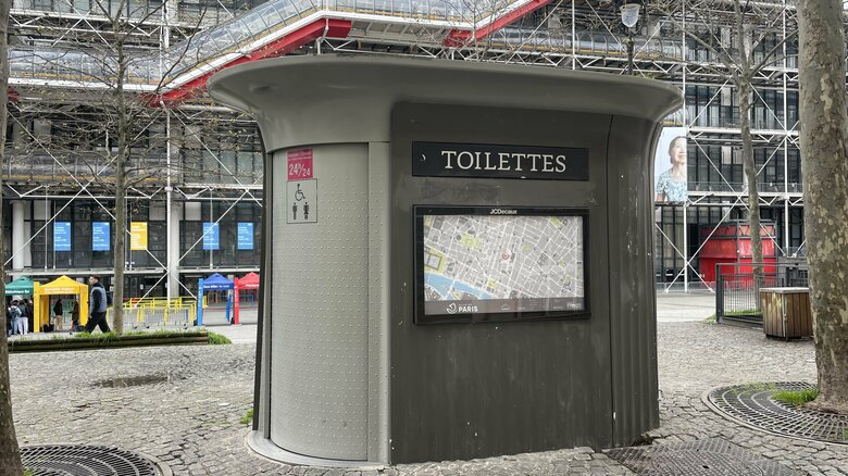 パリの公衆トイレ