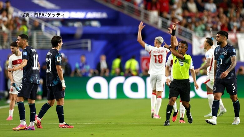 パラグアイ選手が口を覆って発言し一発退場の処分