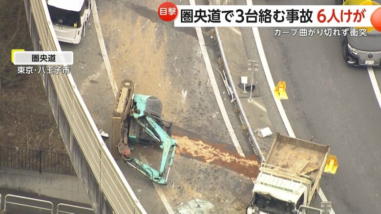 トラックは反対車線を走っていた車2台と衝突したという