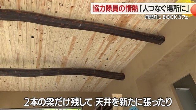 テーブル・椅子・天井まで手作り。仲間が入れ替わりで手伝いに来てくれるそう