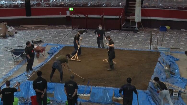 日本からの職人が現地スタッフを指導しながら土俵を作る様子