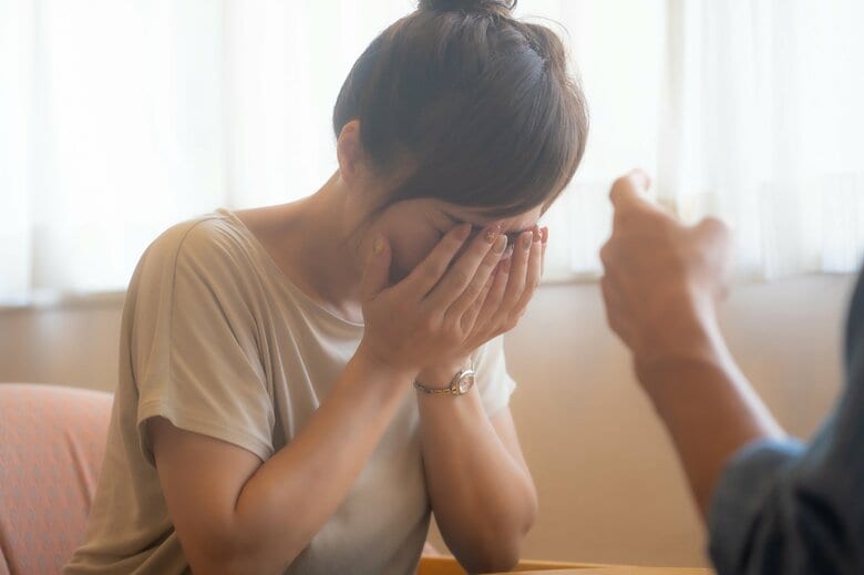 心理操作手法の一つ「ガスライティング」（画像：イメージ）