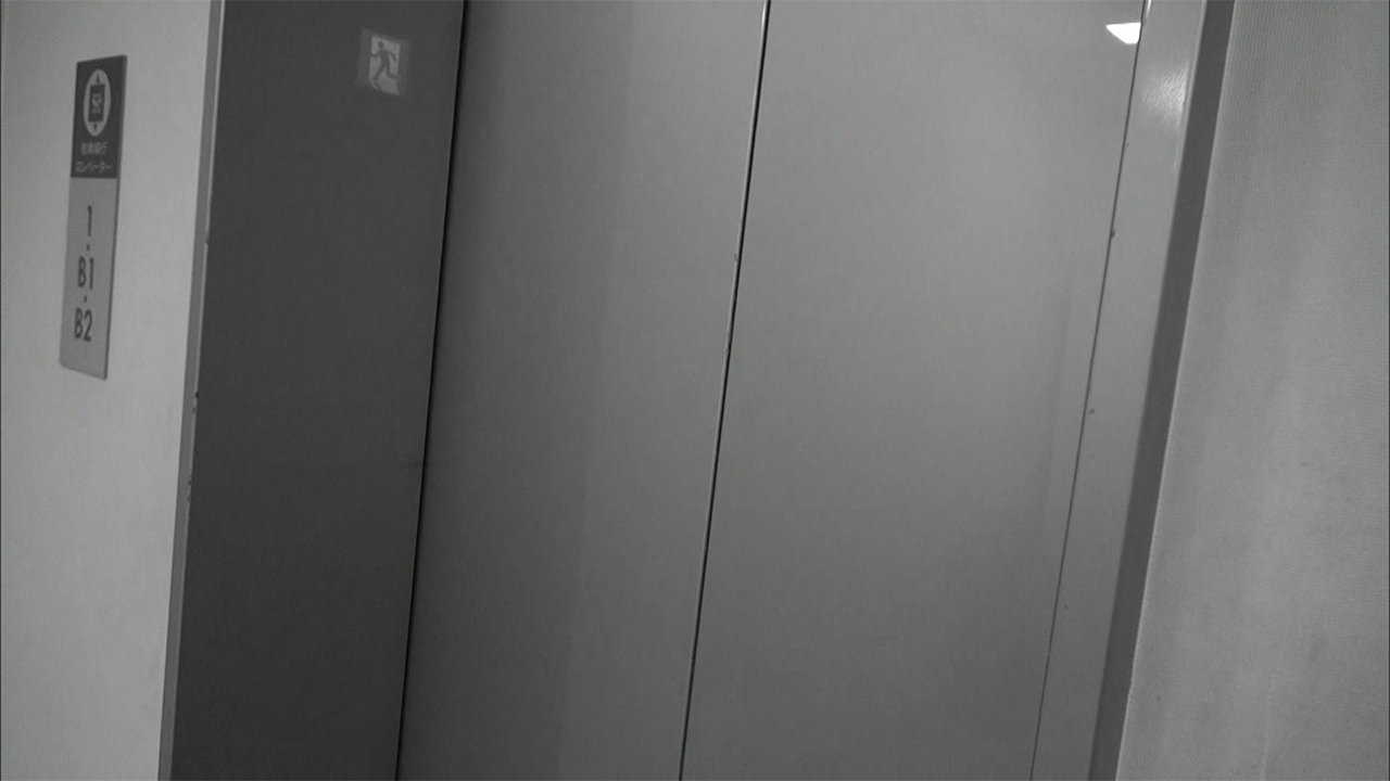 エレベーターでひったくり 男はなぜ女性を狙ったのか Fnnプライムオンライン 警察署に入っていく 眼鏡をかけた男 14日 ｄメニューニュース Nttドコモ