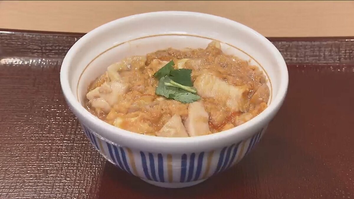 値上げではなく値下げ!? 「親子丼」が490円→450円に 卵が高騰する中