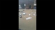 濁流が地下鉄車内に侵入 中国で大雨 10万人避難