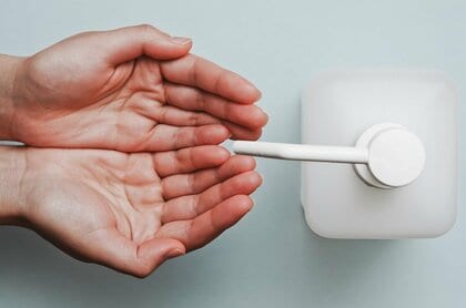 お酒の原料が消毒液に！酒造メーカーが経験した怒涛の2020年