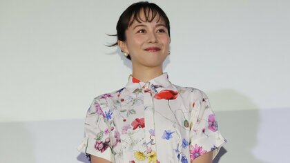 「大金はいらない」比嘉愛未がキッパリ　華やかな白のワンピースで登場　映画「親のお金は誰のもの 法定相続人」舞台挨拶　