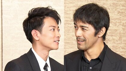 佐藤健が羨む“阿部寛の魅力”に本人も大照れ… 役者を目指した作品『TRICK』以来11年ぶりの共演