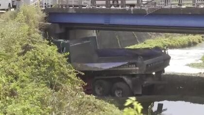 ダンプカーが欄干なぎ倒し川に転落　運転手の男性（70代）を病院に搬送　意識あり　広島・府中市