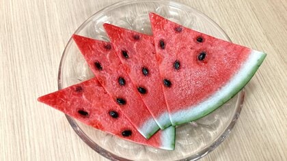 「食えないじゃねーかw」“世界一薄切りのスイカ”の正体にツッコミも…食品サンプルで“しおり”を作った狙いを聞いた