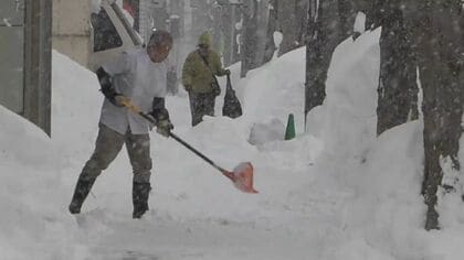 北海道で大雪や吹雪続く 豪雪地帯の倶知安町で北海道最多の積雪122センチ「いまからこんなに降ったらどうなるやら」クリスマスイブ24日は札幌でもまとまった雪にー北海道