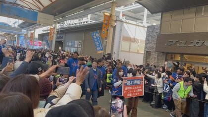 「J1でも共闘を」8年ぶりJ1昇格V・ファーレン長崎「オール長崎」に感謝し3市で報告会  高木監督、名倉選手は契約更新 諫早の思い出の地「Vロード」では手作りくす玉で祝福受ける