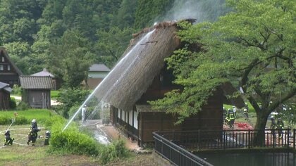 【速報】世界遺産・菅沼合掌造り集落で火事　資料館「塩硝の館」から出火か　茅葺の屋根などが燃える　消防が消火活動中
