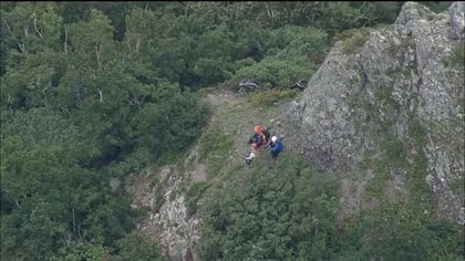 男性のとみられる財布とスプレー缶が発見…北海道・羅臼岳で熊に襲われ1人安否不明 ハンター同行で捜索再開 頂上付近に残る登山客の救助方法を検討