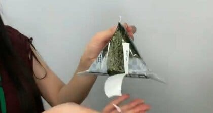 「コンビニおにぎり」は難しい? セブンが“きれいな開け方”を五輪訪日者など向けに投稿…担当者にコツを聞いた