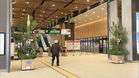 縁起物「姫だるま」づくり最盛期　「ジャンボ門松」で正月の準備も　年末ジャンボ宝くじ販売最終日に行列1時間半　「ハマのアメ横」も大にぎわい