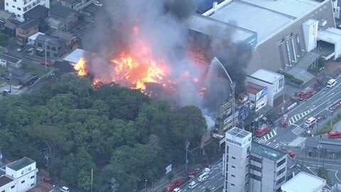 伊勢神宮外宮近くの明倫商店街で火災、黒い煙が広がり付近にも延焼　けが人不明　「店舗が燃えている」と通報　消火活動続く