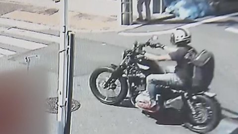 大型バイクがフラフラ蛇行走行 カメラは捉えていた 山口達也容疑者 追突事故直前の映像