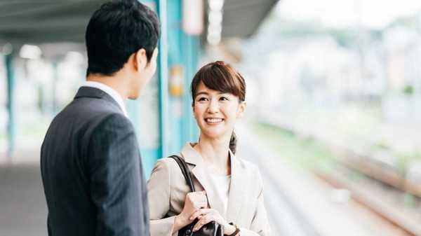 女性は会話のとき 男性の 目 より 肌 を見ている