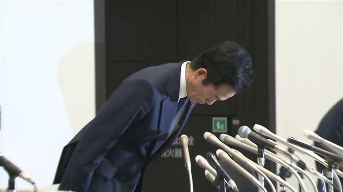 会見で深々と頭を下げる兼重宏行社長