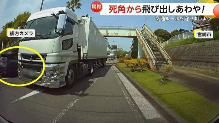 慌てて逆走車を避けるトラック(視聴者提供)